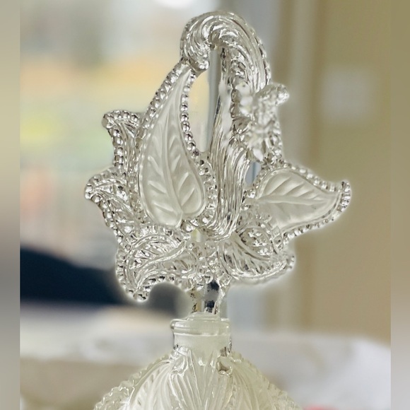 ✨ Vintage Ornate Frosted Glass Perfume Bottle – Lily Stopper ✨ - Picture 4 of 5